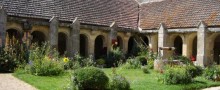 vausse-cloister-guests-room-burgundy