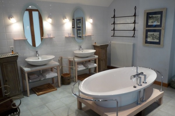 bathroom-bnb-burgundy