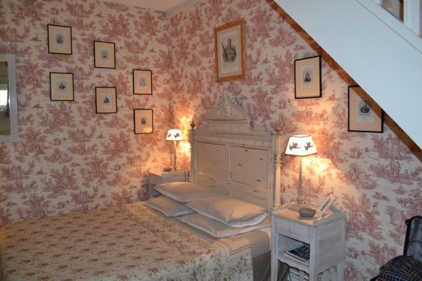 accommodation-burgundy