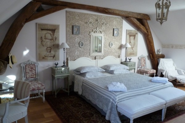 spacious-rooms-bnb-burgundy