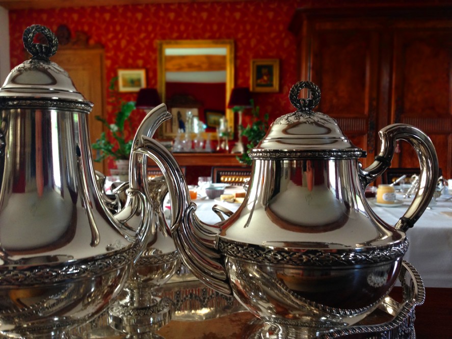 breakfast-in-bnb-burgundy