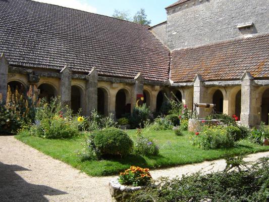 vausse-cloister-guests-room-burgundy